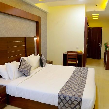 Club 99 Suites Kochi Exterior photo