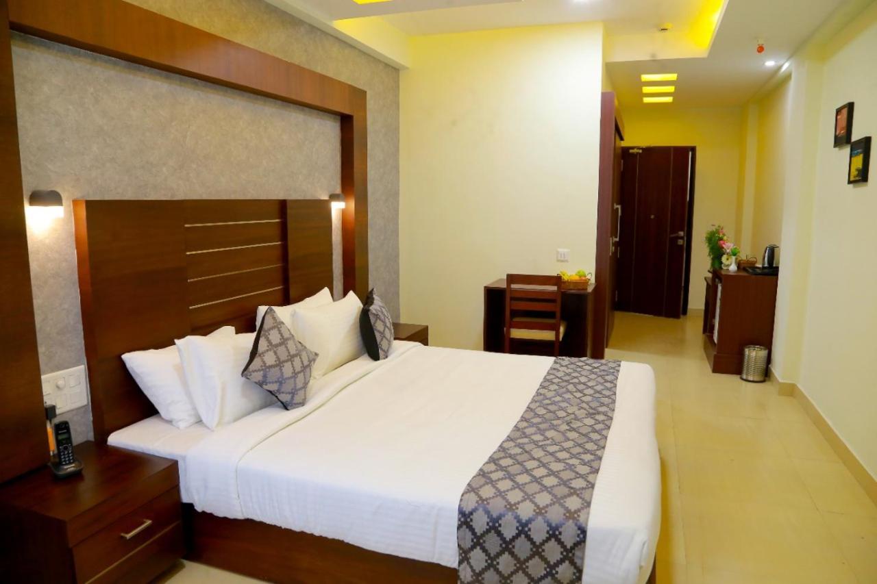 Club 99 Suites Kochi Exterior photo