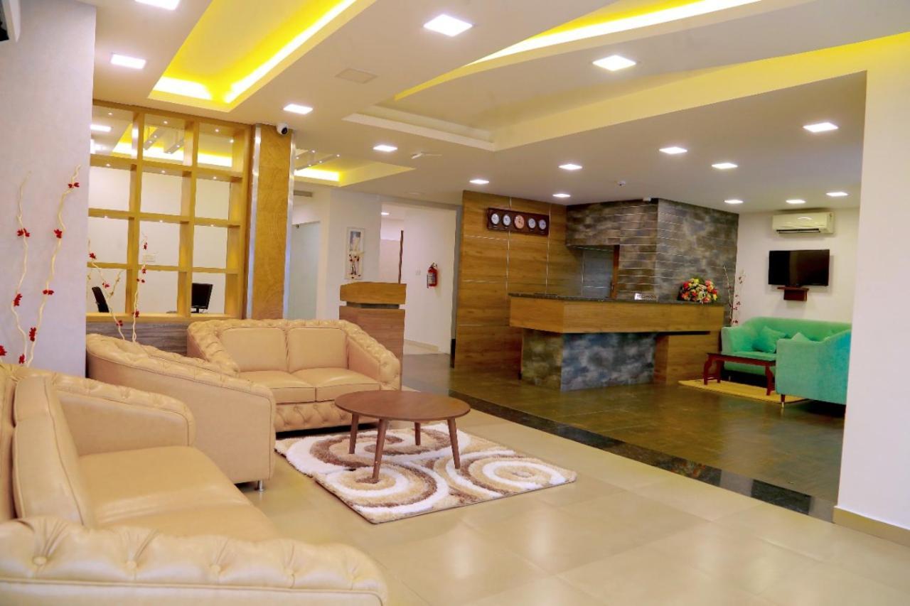 Club 99 Suites Kochi Exterior photo